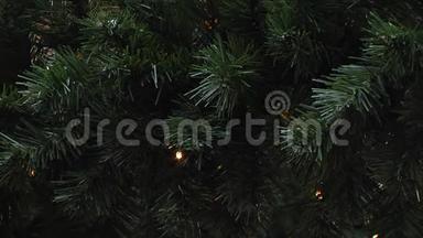 人造云杉上的灯会闪烁。 新年和圣诞节背景。 LED花环。